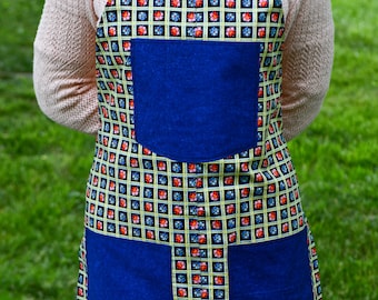 Delantal floral hecho a mano / Tres bolsillos / Lazo de cuello ajustable / Hecho a mano exclusivamente en los EE. UU.