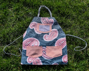 Delantal infantil hecho a mano / Tres bolsillos / Lazo ajustable para el cuello / Hecho a mano exclusivamente en los EE. UU.