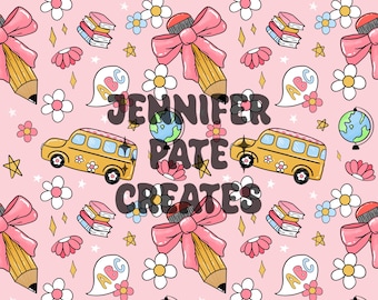 Può includere: Uno schema senza cuciture con un autobus scolastico giallo, una matita con un fiocco, un globo terrestre, una pila di libri e fiori su uno sfondo rosa. Il testo "Jennifer Pate Creates" è incluso anche nello schema.