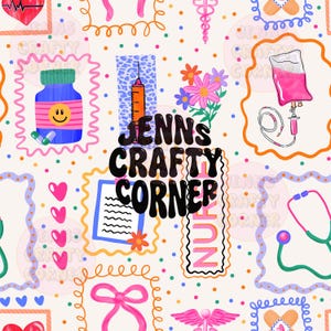 以下が含まれることがあります： 聴診器、血液バッグ、注射器、薬、花、ハートなどの医療をテーマにしたイラストが繰り返されるパターン。 「JENNS CRAFTY CORNER」の文字と「NURSE」の文字が目立つように表示されています。