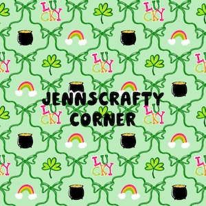 Pode incluir: Um fundo verde com um padrão repetido de trevos verdes, potes de ouro, arco-íris e laços verdes com o texto "LU CKY" em rosa, laranja e amarelo. O texto "JENNSCRAFTY CORNER" está em preto.