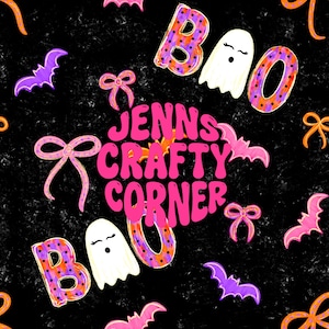Peut inclure: Un motif sur le thème d'Halloween sur fond noir. Le motif comprend le mot "BOO" en pois violets et oranges, des fantômes blancs, des chauves-souris roses et des nœuds. Le texte "JENNS CRAFTY CORNER" est en rose.