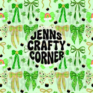 Pode incluir: Padrão repetitivo com laços verdes, trevos, arco-íris e potes de ouro em um fundo verde claro. O texto "JENNS CRAFTY CORNER" está no centro. O design tem um tema do Dia de São Patrício.