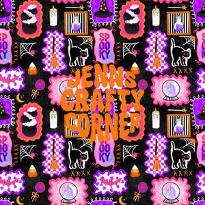 Peut inclure: Motif répété avec des illustrations d'Halloween sur fond noir. Le motif comprend des chapeaux de sorcière, des fioles de potion, des chats noirs, des balais et le texte "Jenn's Crafty Corner" en orange. Autres éléments : bougies, toiles d'araignées et bonbons.