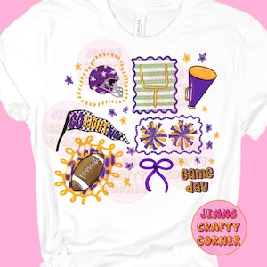 Könnte beinhalten: Weißes T-Shirt mit Football-Motiven. Enthält einen lila Helm, Torpfosten, Megaphon, Pompons, Football und ein Banner mit der Aufschrift "GO FIGHT WIN". Die Worte "Game Day" werden ebenfalls angezeigt.