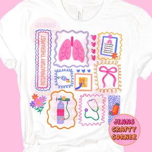 Puede incluir: Camiseta blanca con un diseño colorido con ilustraciones médicas. El diseño incluye pulmones, un estetoscopio y el texto "Respiratory Therapist". La camiseta también tiene el texto "Jenns Crafty Corner".