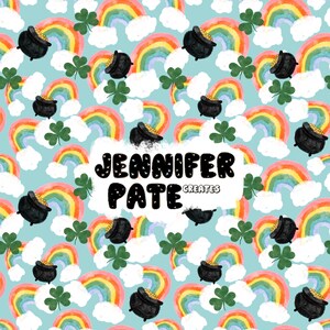 Pode incluir: Um padrão sem costura com um design repetitivo de arco-íris, nuvens, trevos e potes de ouro. O fundo é de cor azul claro. O texto "Jennifer Pate Creates" está no centro do padrão.