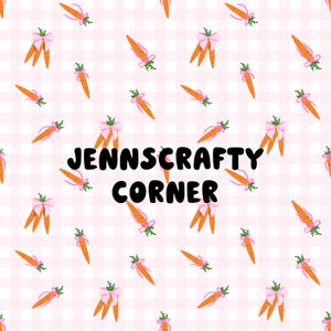 Könnte beinhalten: Ein rosa-weiß karierter Hintergrund mit einem sich wiederholenden Muster aus Karotten mit rosa Schleifen. Der Text "JennsCrafty Corner" befindet sich in der Mitte des Bildes.