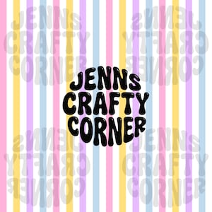 Könnte beinhalten: Ein farbenfrohes Design mit dem Text "JENNS CRAFTY CORNER" in einem schwarzen, blasenartigen Schriftstil, zentriert auf einem Hintergrund aus vertikalen Streifen in Pastellfarben: Rosa, Gelb, Blau und Lila.