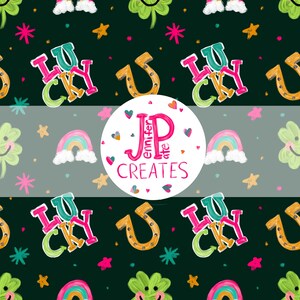 Pode incluir: Padrão repetitivo com a palavra "LUCKY" em letras coloridas, juntamente com ferraduras, arco-íris, trevos e estrelas. O design inclui o texto "JP CREATES" em um logotipo circular, sobre um fundo verde escuro e cinza claro.