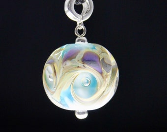 Collar de cuentas de vidrio hecho a mano en colores suaves como un encantador colgante. Un regalo encantador.