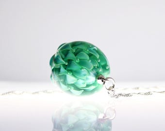 Collar con colgante de loto de cristal único, pétalos verde agua, en una fina cadena de plata 925.
