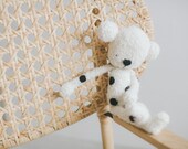 Weiß und schwarz Teddybär. Handgefertigt. Stofftier. Minimale Amigurumi. Plüsch