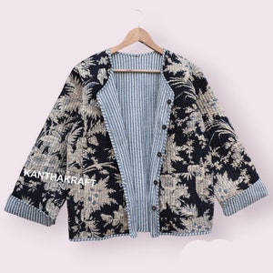 Puede incluir: Una chaqueta acolchada reversible con estampado floral por un lado y estampado a rayas por el otro. La chaqueta tiene cierre de botón y mangas largas.