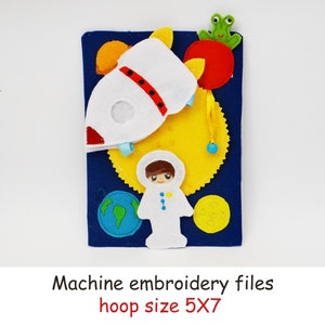 Könnte beinhalten: Maschinenstickdateien für einen 5x7 cm großen Rahmen mit einem Filz-Astronauten, einer Rakete, einer Sonne, der Erde und einem grünen Frosch.