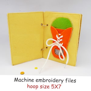 Puede incluir: Un libro de fieltro con una sola página que muestra un zapato naranja de fieltro con cordones verdes y cordones blancos. El texto "Machine embroidery files hoop size 5X7" está impreso debajo de la imagen.