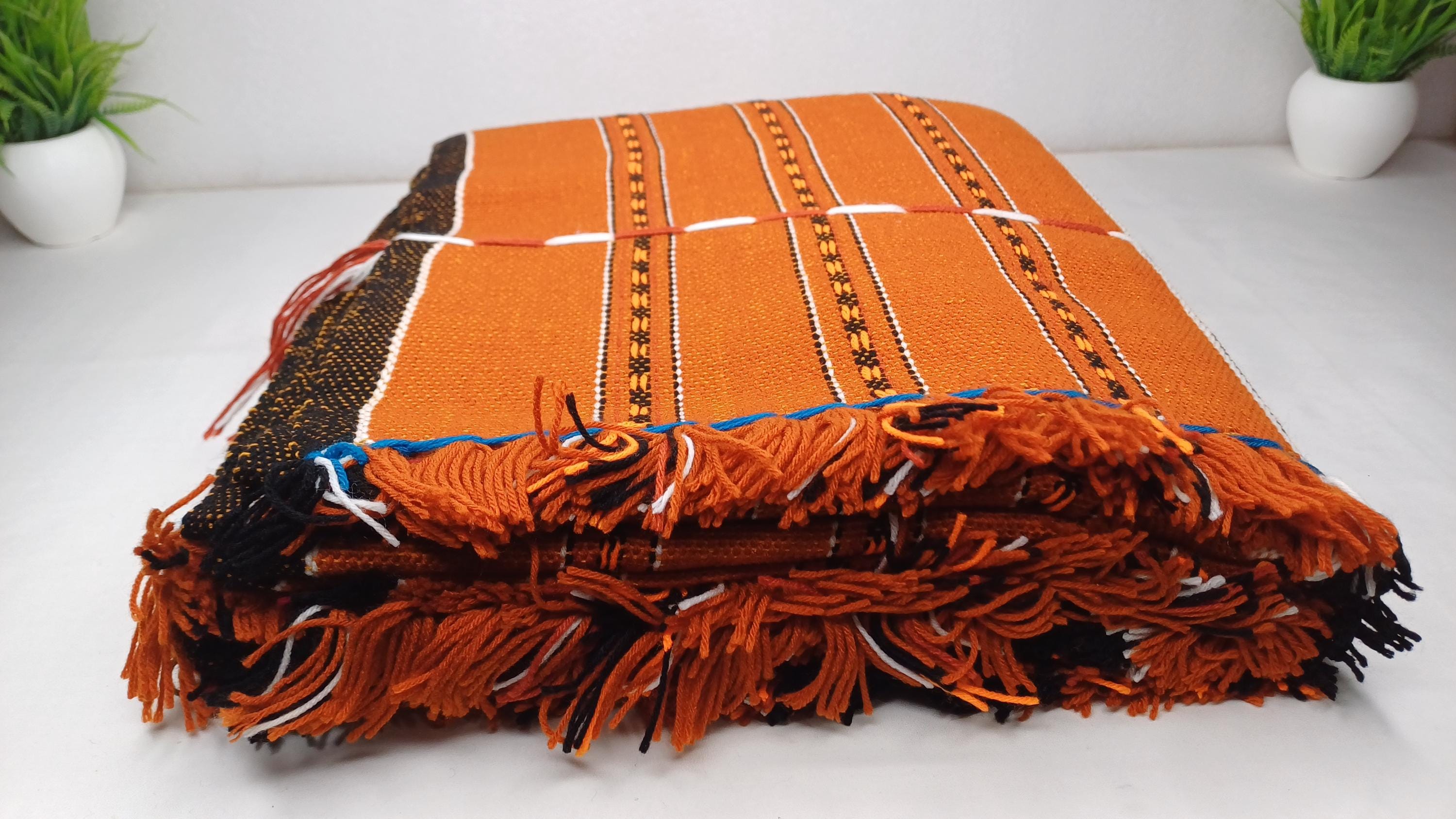 大きくて厚手の手織りの黒/銅ナガ族の伝統的なブランケット、民族