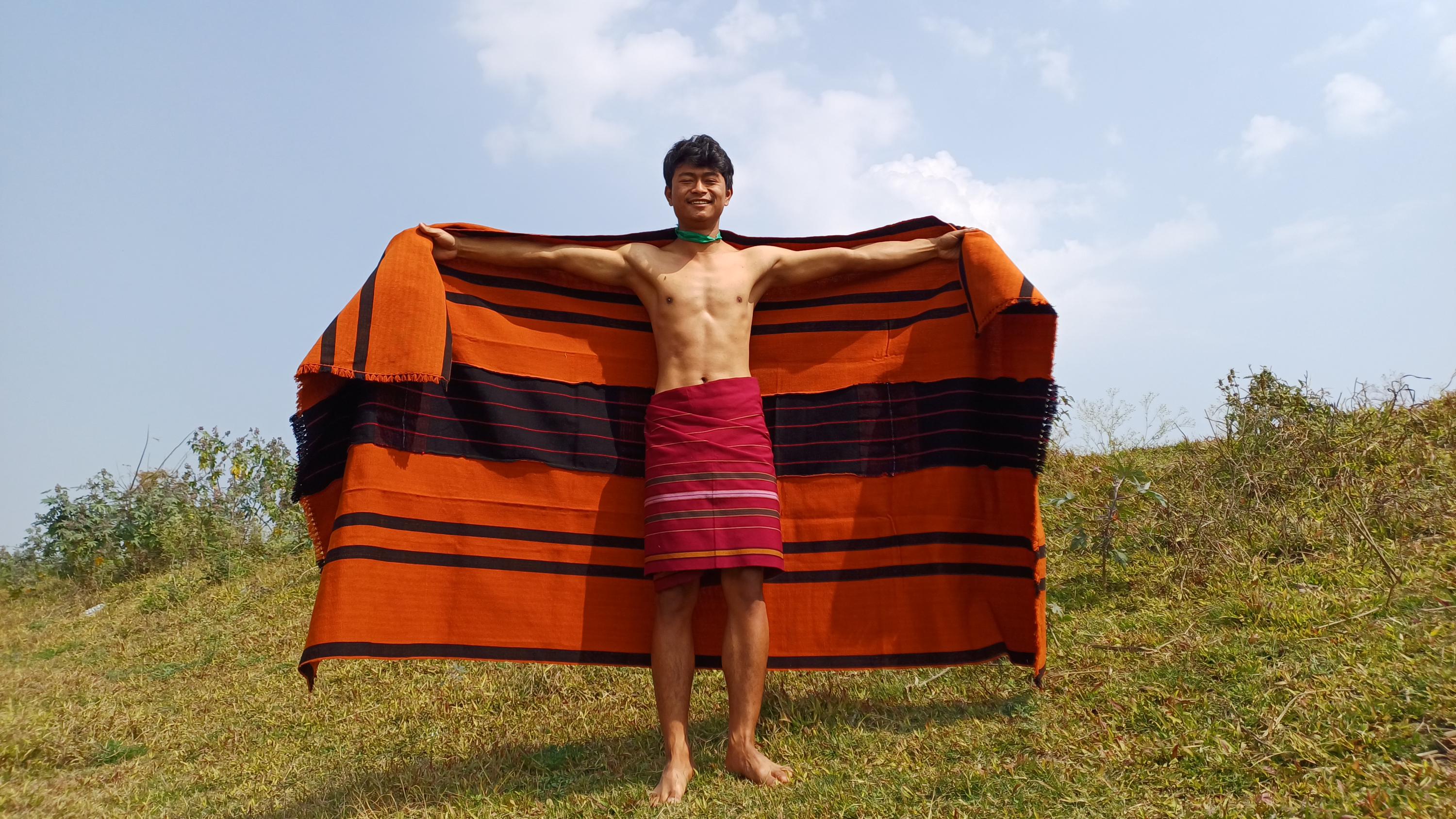 大きくて厚手の手織りの黒/銅ナガ族の伝統的なブランケット、民族