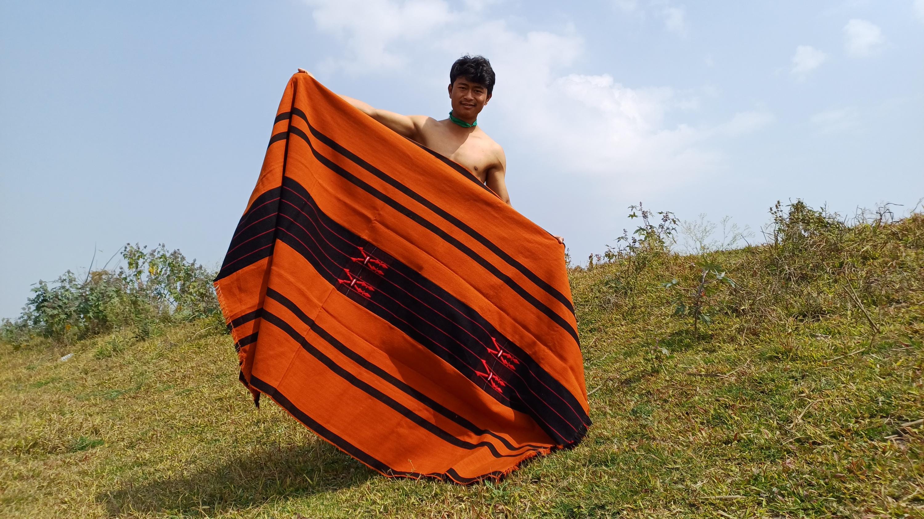 大きくて厚手の手織りの黒/銅ナガ族の伝統的なブランケット、民族