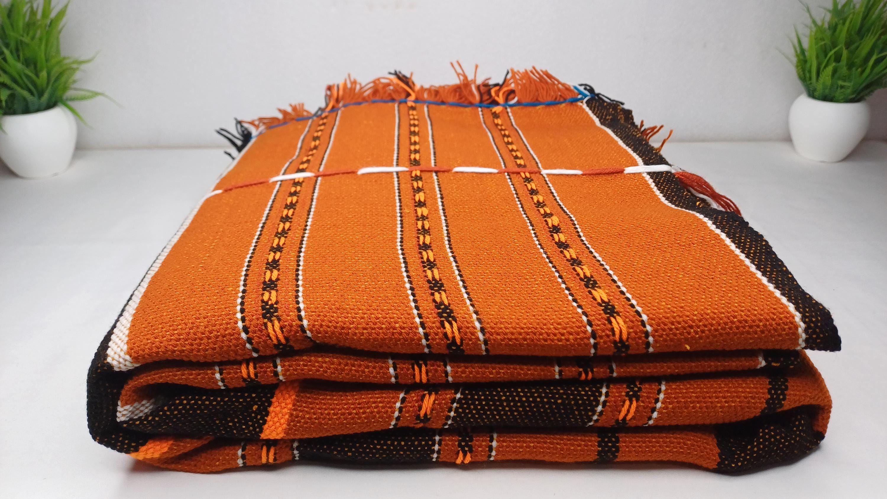 大きくて厚手の手織りの黒/銅ナガ族の伝統的なブランケット、民族