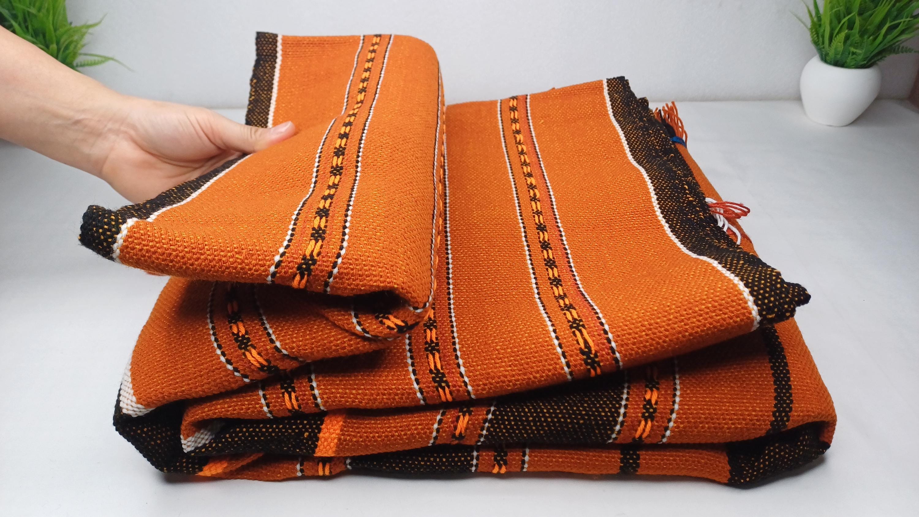 大きくて厚手の手織りの黒/銅ナガ族の伝統的なブランケット、民族