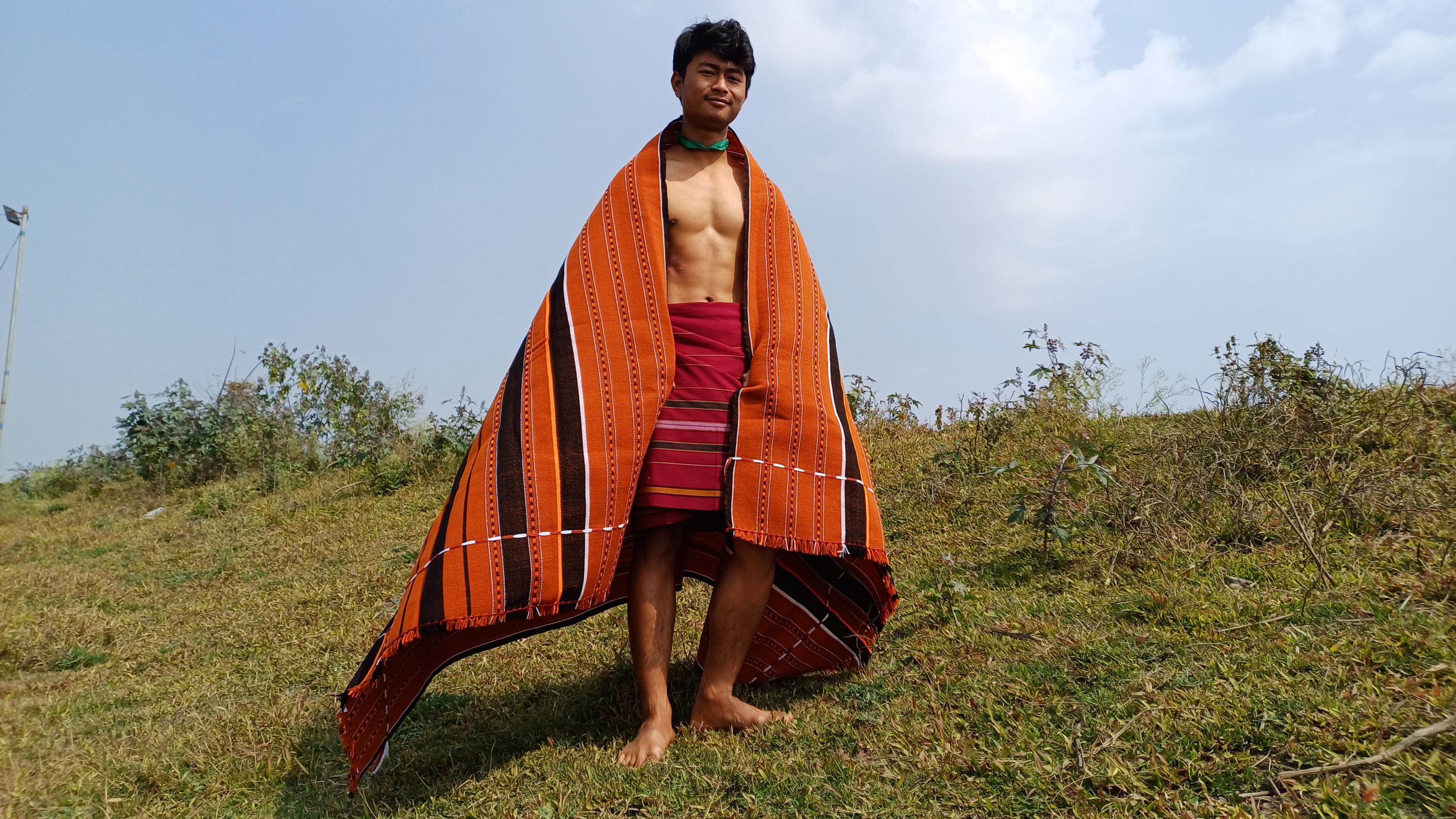 大きくて厚手の手織りの黒/銅ナガ族の伝統的なブランケット、民族