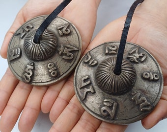 Vintage Rare authentique grande cloche Om Mani Padme Hum sculptée tibétaine, cymbale rituelle bouddhiste tibétaine faite main, outil de guérison par le son de yoga