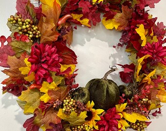 Wunderschöner Herbstkranz mit grünen Samtkürbissen