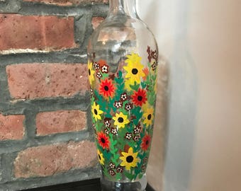 Hermosa botella de vino con flores silvestres de otoño pintadas