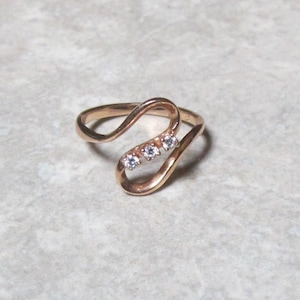 14K Massiv Goldring, Gr. 7.585 Gold, Zirkonia. Swirl Ring, Minimalistisch. Verlobung, Hochzeit, Versprechen Ring. Geschenk für Frauen.