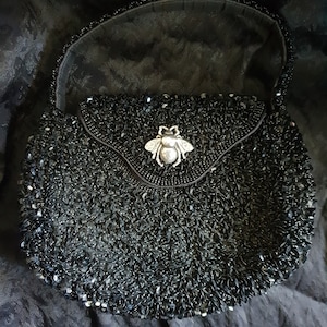 EN STOCK Bolso estilizado vintage con cuentas negras y accesorios góticos de abejorro plateado rarezas alternativas del gabinete de curiosidades