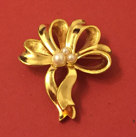 Vintage Avon Gold Bow Faux Pearl Brooch - image 1