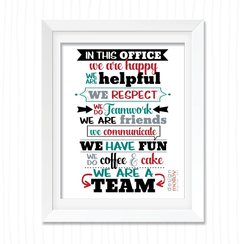 Puede incluir: Una impresi&oacute;n enmarcada en blanco con texto negro que dice "En esta oficina somos felices, serviciales, respetamos, hacemos trabajo en equipo, somos amigos, nos comunicamos, nos divertimos, tomamos caf&eacute; y pastel, somos un equipo".