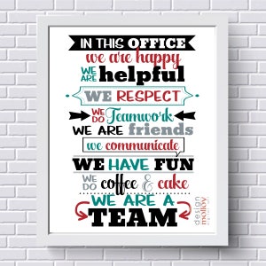 Puede incluir: Un p&oacute;ster motivacional con fondo blanco y marco negro. El texto dice "En esta oficina somos felices, serviciales, respetamos, trabajamos en equipo, somos amigos, nos comunicamos, nos divertimos, tomamos caf&eacute; y pastel, somos un equipo".
