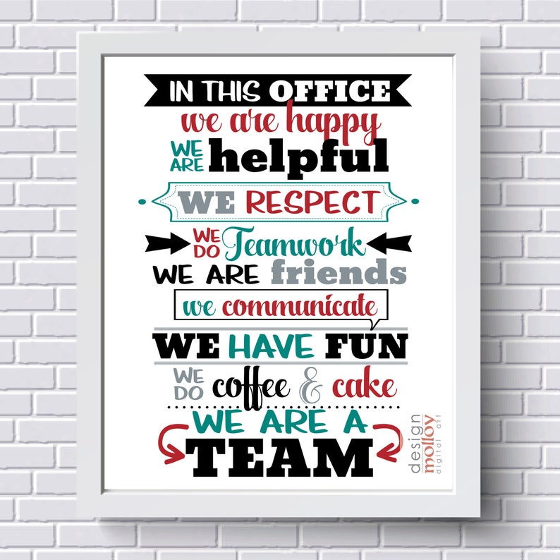 Puede incluir: Un p&oacute;ster motivacional con fondo blanco y marco negro. El texto dice "En esta oficina somos felices, serviciales, respetamos, trabajamos en equipo, somos amigos, nos comunicamos, nos divertimos, tomamos caf&eacute; y pastel, somos un equipo".