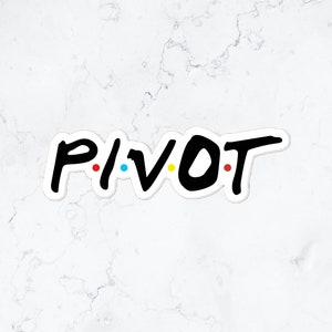 Könnte beinhalten: Ein weißer Aufkleber mit dem Wort "PIVOT" in Schwarz, wobei die Buchstaben "I" und "O" farbige Punkte haben. Der Aufkleber befindet sich auf einem weißen Marmorhintergrund. Das Design ist eine Anspielung auf die Fernsehserie Friends.