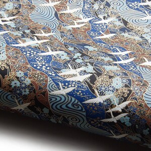 Carta giapponese Chiyogami "Gru su paesaggio. Bianco e oro su marrone, blu e nero." Yuzen