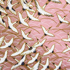 Japans papier Chiyogami Kranen boven de zee. Wit en goud op roze. Yuzen afbeelding 6