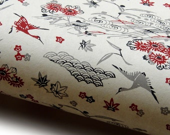 Japans papier Katazome shi "Kranen, golven, bloemen en bladeren. Grijs, zwart en roodbruin op natuurlijk wit."