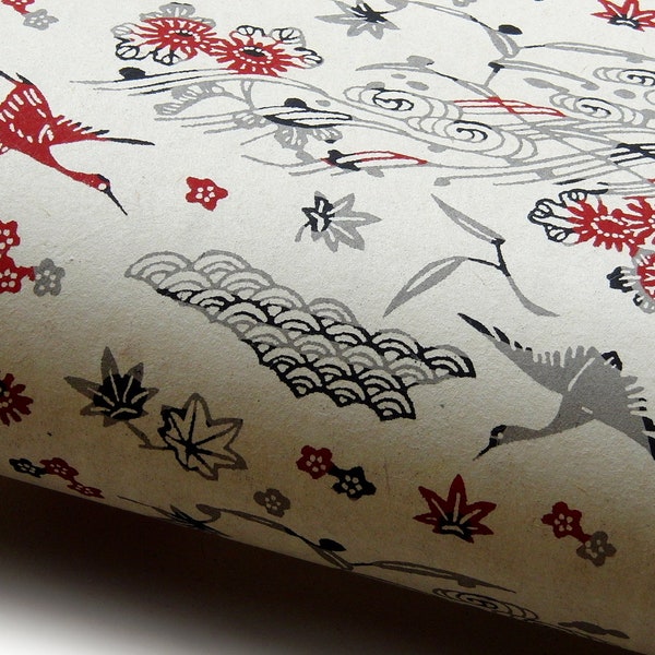 Japanpapier Katazome shi "Kraniche, Wellen, Blüten und Blätter. Grau, Schwarz und Rotbraum auf Naturweiß."