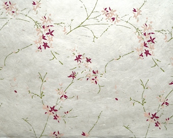 Loktapapier "Jasmin". Naturweiß/Apfelblüte/Krapplack/Moor. Handgeschöpftes Nepal-Papier, bedruckt.