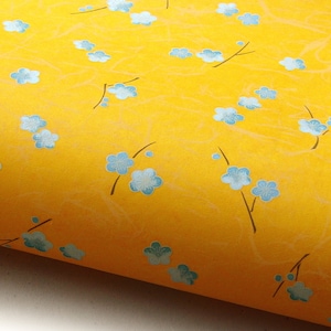 Carta giapponese Chiyogami "Fiori di prugno. Azzurro su giallo-arancio." Yuzen