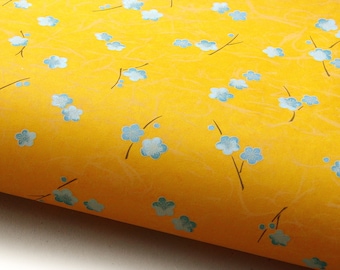 Japanpapier Chiyogami "Pflaumenblüten. Hellblau auf Orangegelb." Yuzen