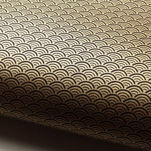 Papier japonais Chiyogami « Seigaiha - Vagues de la mer or-noir »