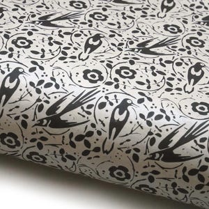 Carta Lokta "Gazze e fiori". Bianco/nero naturale. Carta nepalese fatta a mano, stampata.
