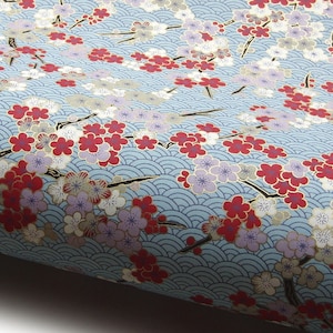 NUOVO! Carta giapponese Chiyogami "Fiori di prugno sulle onde dell'oceano (Seigaiha). Bordeaux, lilla, grigio e bianco su azzurro." Yuzen