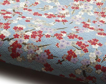 NOUVEAU! Papier japonais Chiyogami "Fleurs de prunier sur les vagues de la mer (Seigaiha). Bordeaux, lilas, gris et blanc sur bleu clair." Yuzen