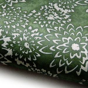 Carta Lokta "Crisantemi". Verde. Carta nepalese fatta a mano. Tie-dye, cerato, traslucido.
