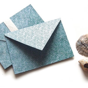 Enveloppen C6 "Kleine bloemen" in 2 kleuren, verpakking van 3 en 10, Lokta bedrukt, 16 x 10,5 cm