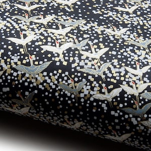 Papier japonais Chiyogami « Grues sur des nuages gris-or sur fond noir. » Yuzen